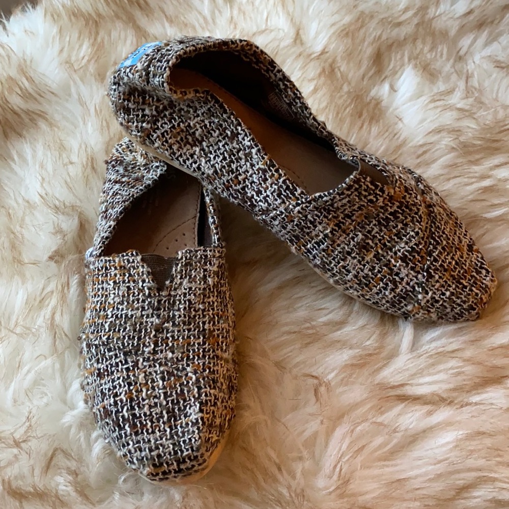 Dark brown, caramel and white threaded Toms